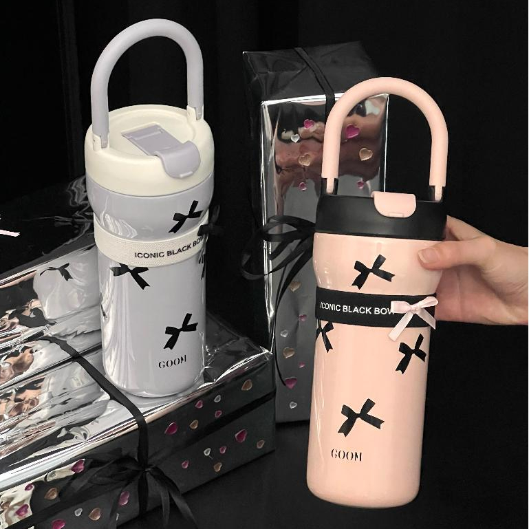 BÌNH GIỮ NHIỆT GOOM 730ML ARTIS QUAI XÁCH ĐÍNH NƠ DỄ THƯƠNG KHE UỐNG LỚN