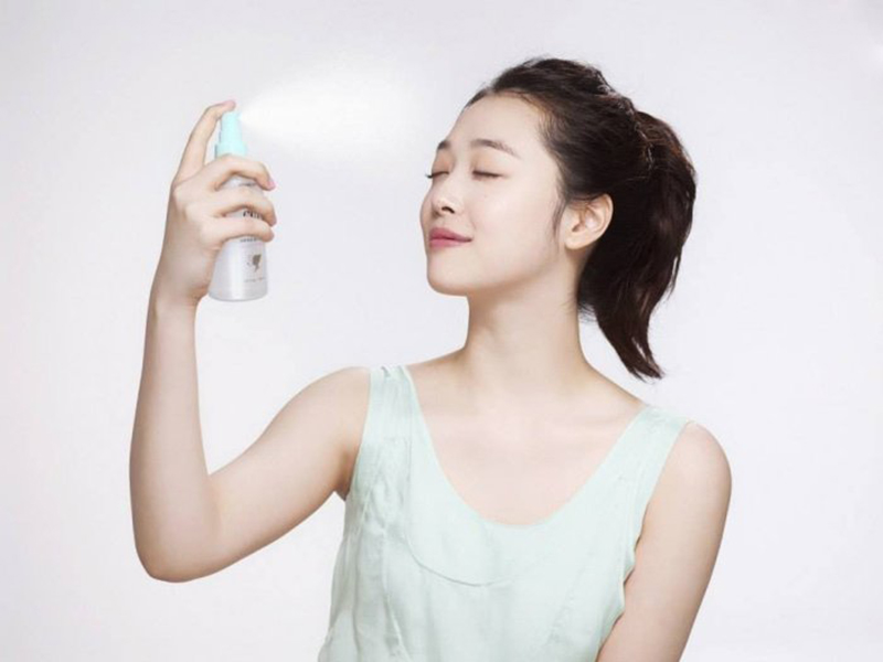 Có nên xịt khoáng trước khi đi ngủ không?