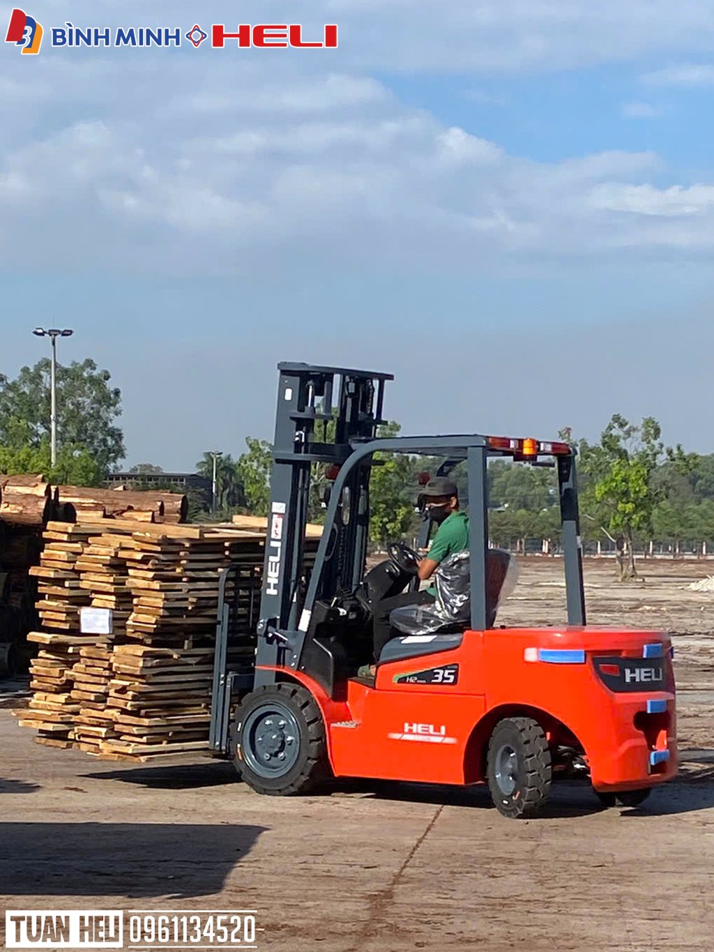 xe nâng điện heli làm việc trong kho xưởng