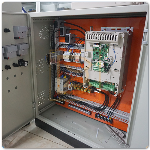 Tủ điều khiển tích hợp biến tần cho cơ cấu nâng