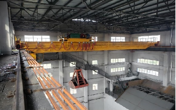 Xe con cầu trục 35/5T: Giải pháp vận chuyển hàng hóa hiệu quả cho các công trình Thủy Điện và Nhà xưởng tại Việt Nam