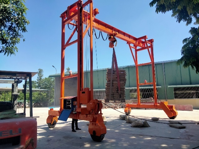 Cổng trục bánh lốp 1 Tấn