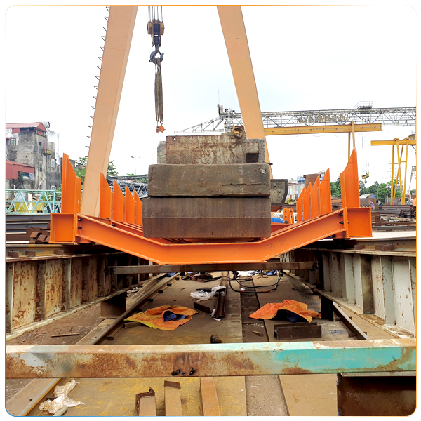 Xe goòng chở thép ống