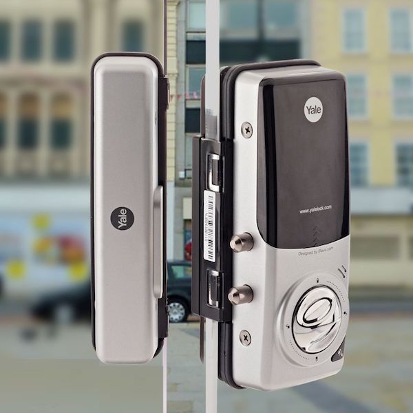 Yale YDG313, Khóa cửa điện tử thông minh cao cấp nhận dạng thẻ từ, Không tay gạt, Màu kính phản quang | Bamboostore.vn