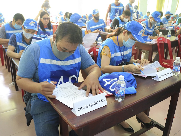 Học viên làm bài lý thuyết