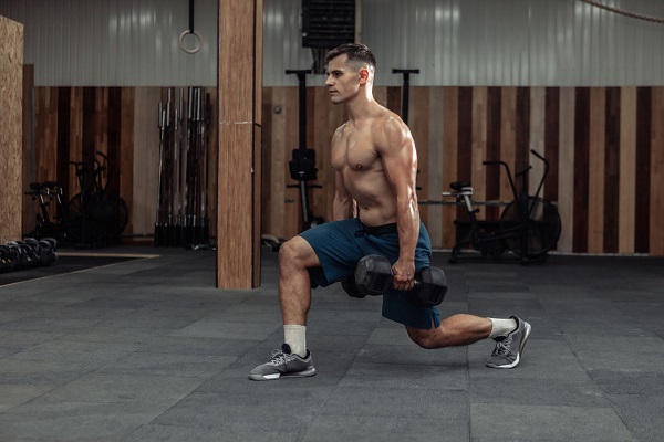 Bài tập cùng tạ tay lunges