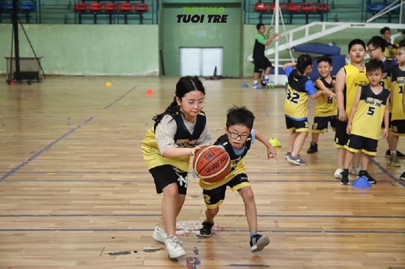 Chơi bóng rổ giúp bé gái nâng cao kỹ năng vận động cùng khả năng rèn luyện phản xạ