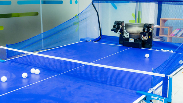 tập bóng bàn một mình với máy giao bóng