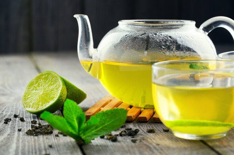 Uống nước chanh tươi cùng  với trà xanh