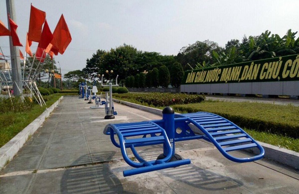 Hình ảnh thiết bị tập lưng bụng ngoài trời