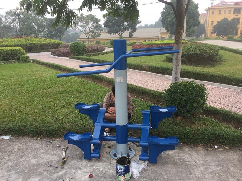 Hình ảnh thiết bị thể dục thể thao ngoài trời đang được tiến hành sơn