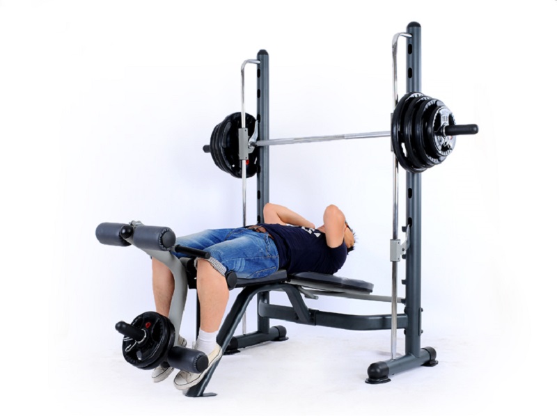 Bài tập gập cơ bụng cùng ghế tập tạ đa năng Power Rack FX32
