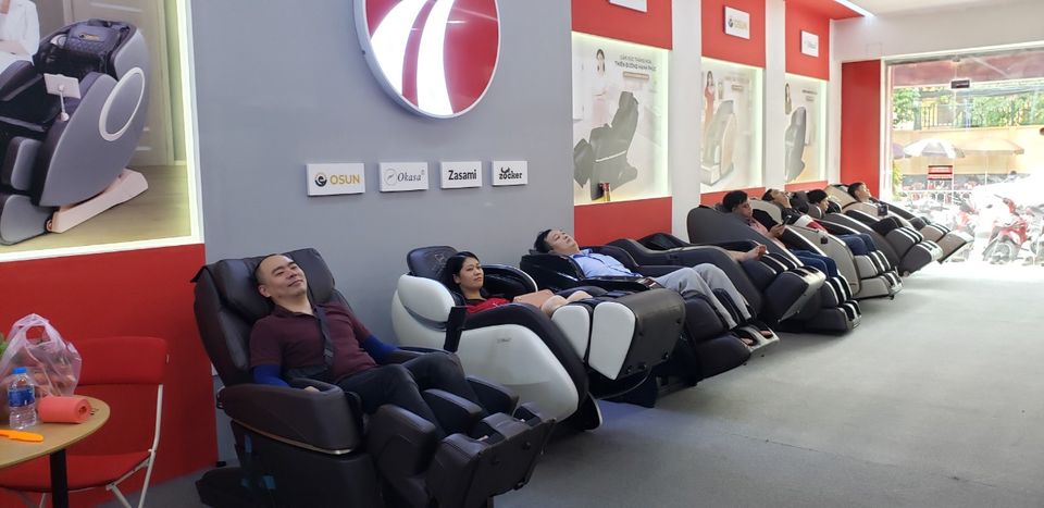 Hình ảnh khách hàng trải nghiệm về ghế Massage toàn thân OSUN SK-66