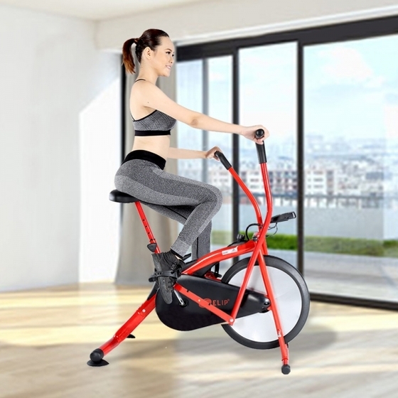 Cần phải bám vào tay vịn khi tập