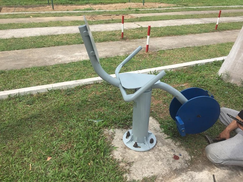 Hình ảnh lắp đặt xong xe đạp tựa lưng ngoài trời
