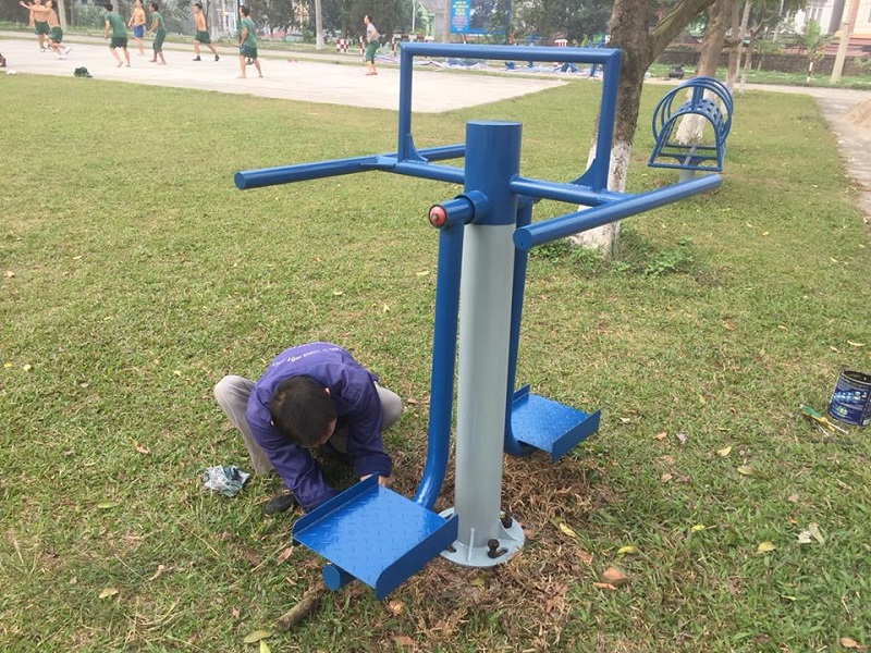 Hình ảnh lắp đặt thiết bị tập lắc hông ngoài công viên