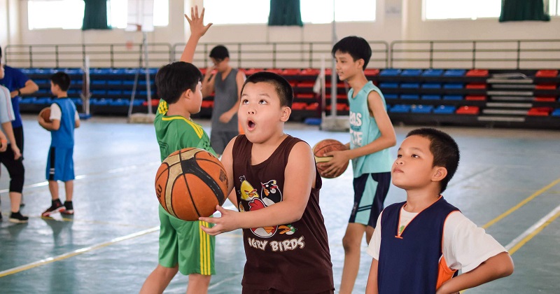 Những lợi ích của việc chơi bóng rổ với trẻ nhỏ