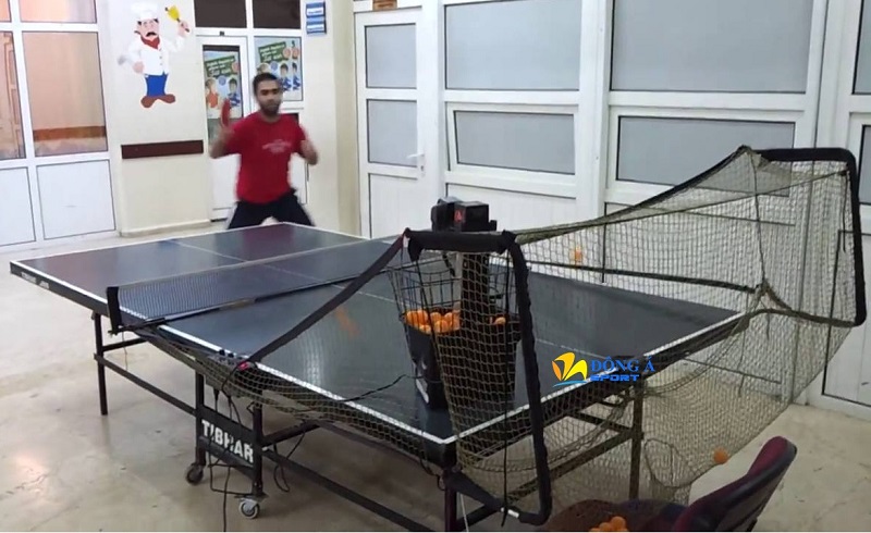 Khách trải nghiệm thử máy bắn bóng bàn Robo - Pong 1040