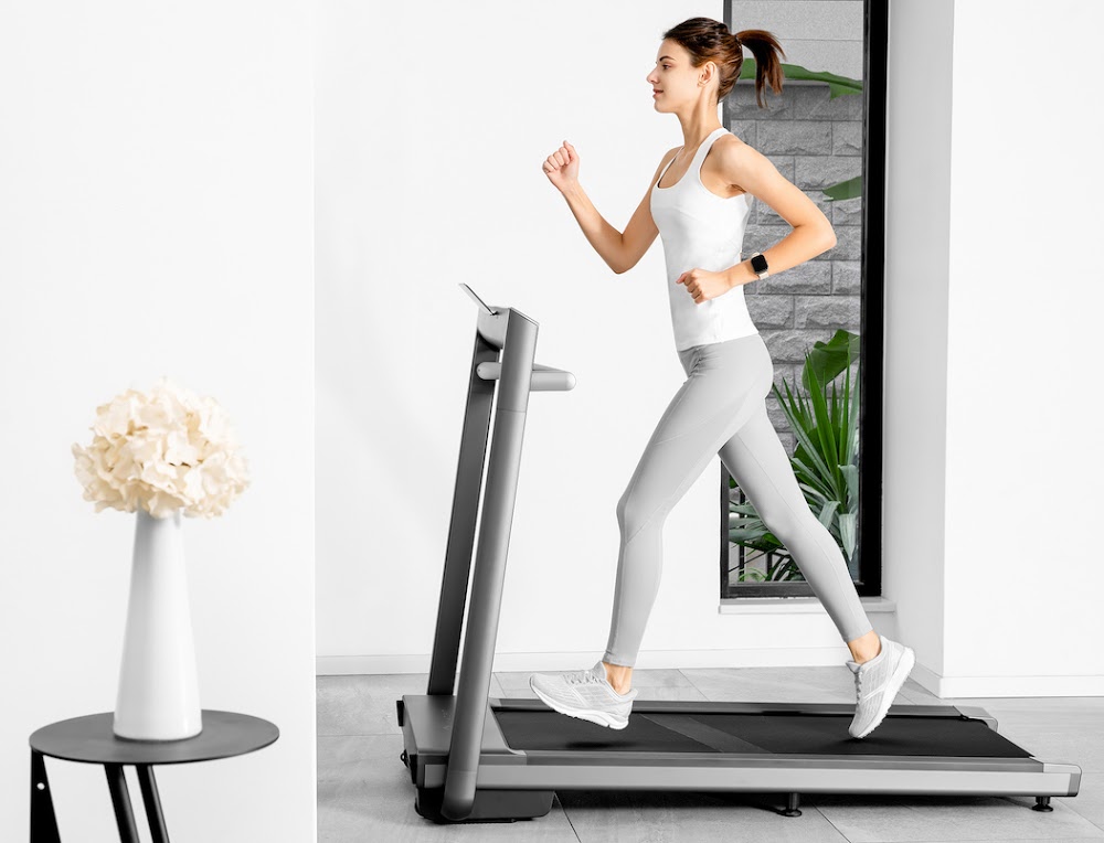 Tập luyện cùng máy cơ chạy bộ chính hãng
