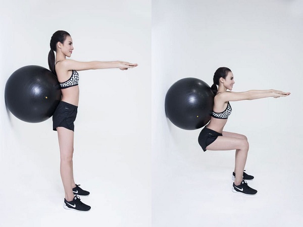 Bài tập Squat cùng với bóng tập