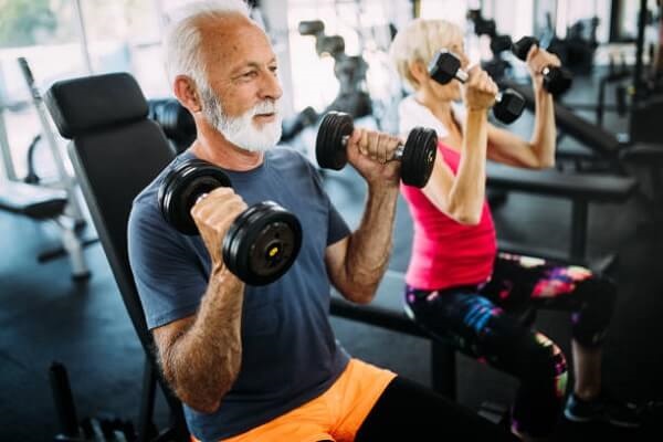 Người già có nên tập gym hay không?