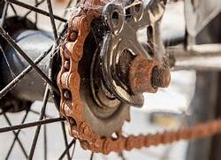 Mắt xích xe bị bám nhiều bụi bẩn và không ăn khớp với bánh răng