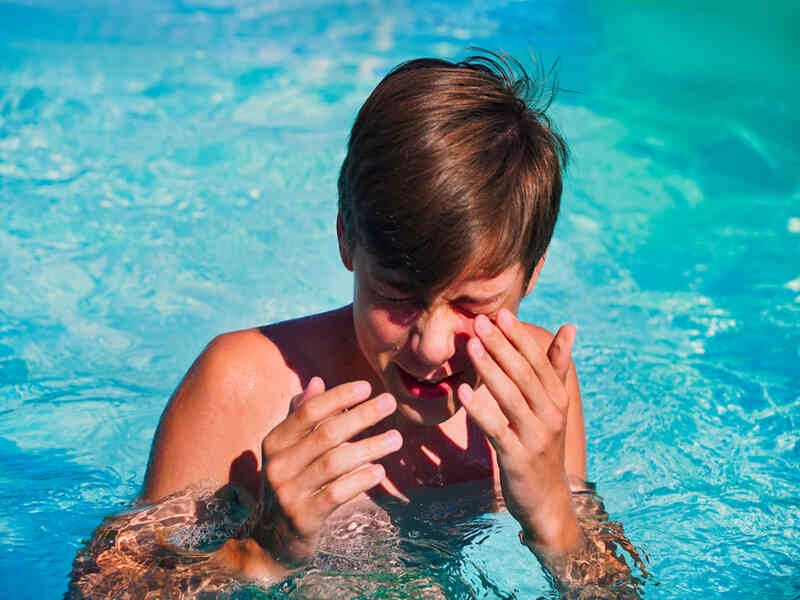 Những nguy cơ tiềm ẩn có ở trong bể bơi công cộng có thể bạn không biết