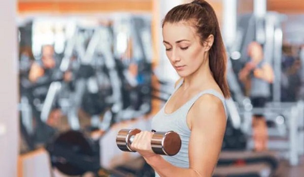 Những lưu ý mà nữ giới cần biết khi tập cùng tạ tay