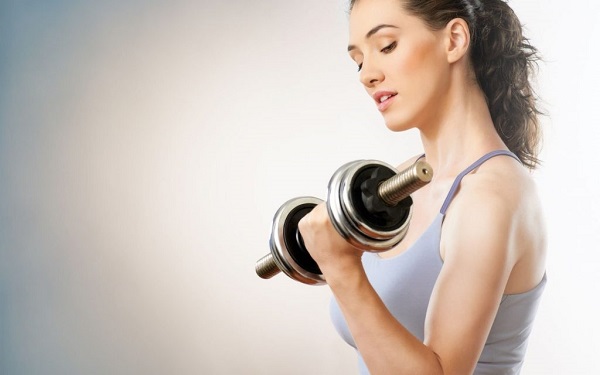 Hít thở không đúng khi tập với tạ tay