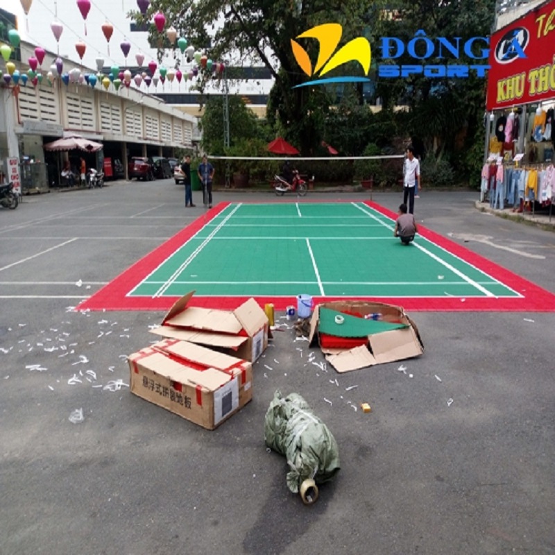 Hình ảnh thi công thảm sân cầu lông Enlio ngoài trời