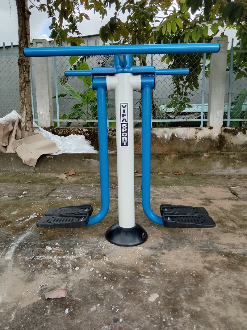 Hình ảnh lắp đặt thiết bị tập lưng eo ngoài trời
