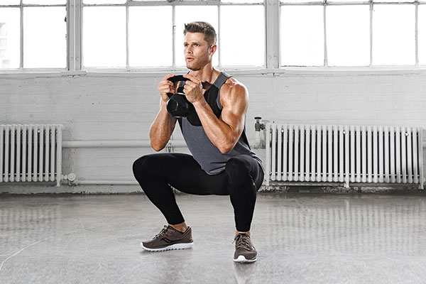 Bài tập thể hình với tạ tay Dumbbell Goblet Squat