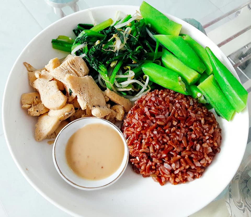Rau, cơm gạo lứt và thịt gà