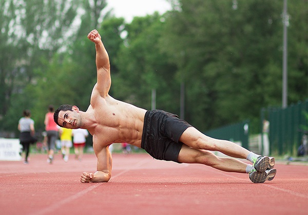 Bài tập gia tăng sức mạnh đôi tay plank nghiêng người