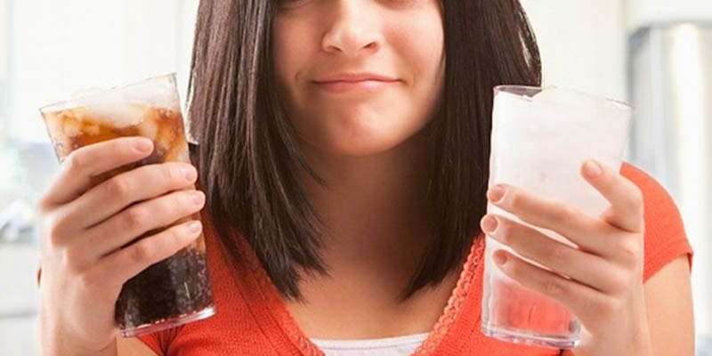 Tránh sử dụng nước ngọt có đường và nước hoa quả