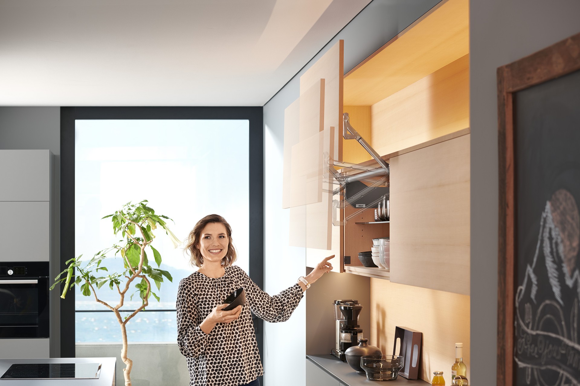 TAY NÂNG BLUM AVENTOS HL