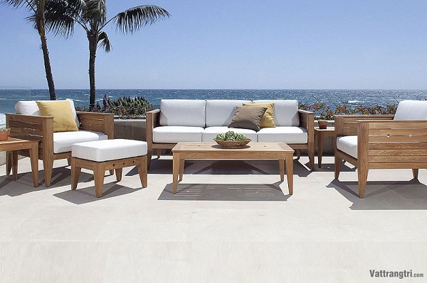 Bàn ghế gỗ ngoài trời sang trọng và tiện nghi cho không gian sân vườn