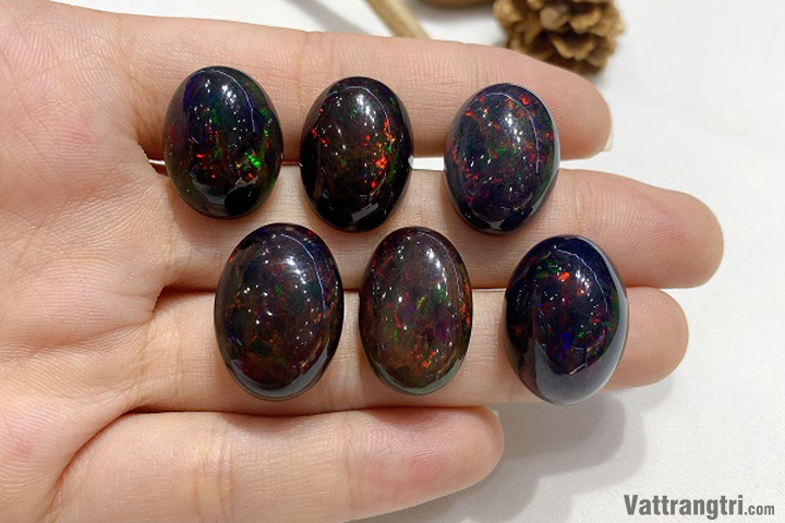Đá Opal đầy màu sắc bởi vẻ đẹp huyền bí mang lại may mắn thịnh vượng