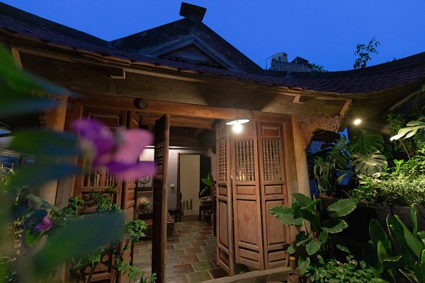 Gia đình ở Hà Nội dựng nhà gỗ 3 gian, làm vườn quê Bắc Bộ sum sê trên tầng 5