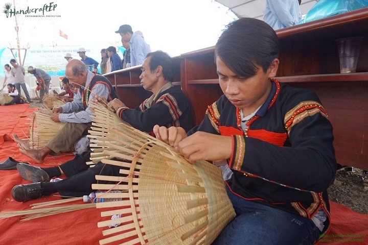 Người M'nông có nghề truyền thống đan lát thủ công