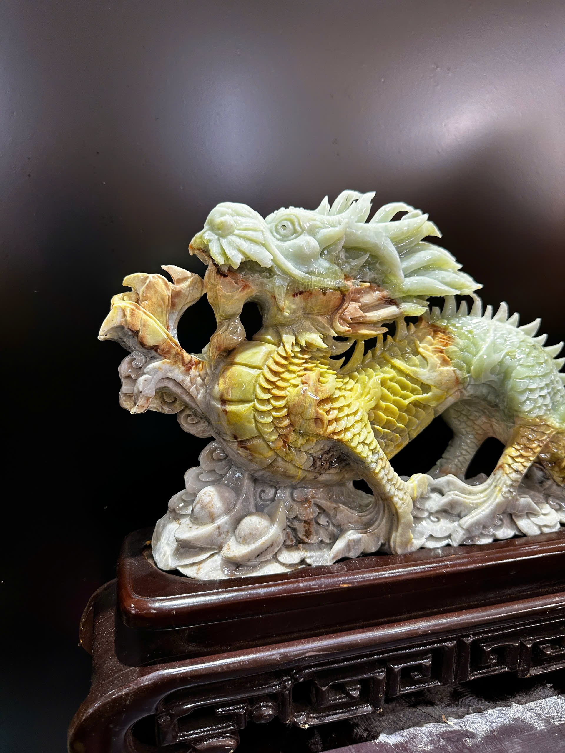 Nhất Long Uy Quyền ngọc serpentine biểu tượng tôn vinh vị thế, khẳng định bản lĩnh và củng cố công danh