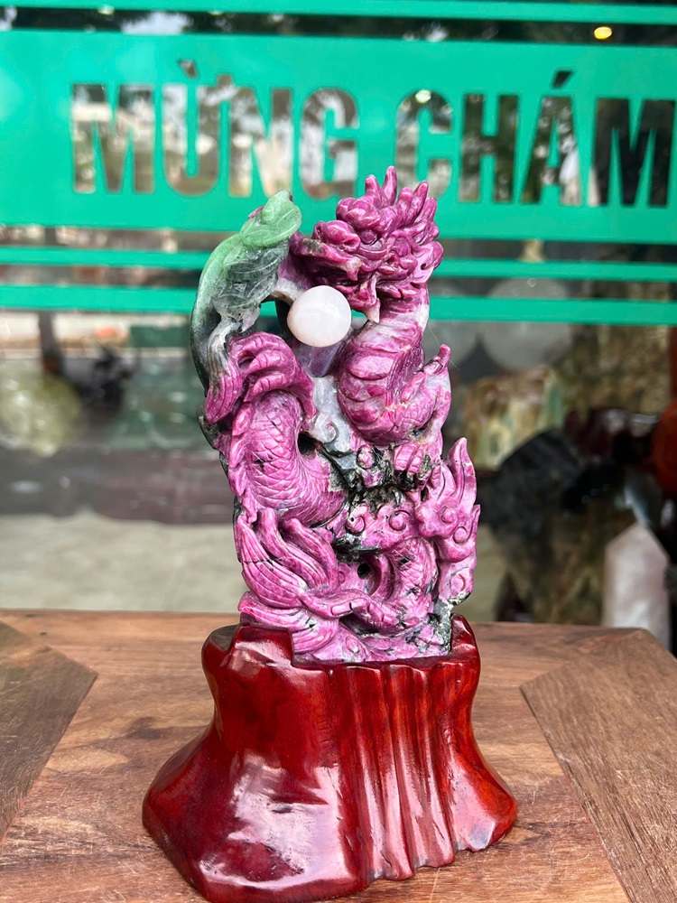 Thần Long Hộ Chủ Hồng Ngọc Ruby - Trưng Bày Phong Khách Sang Trọng