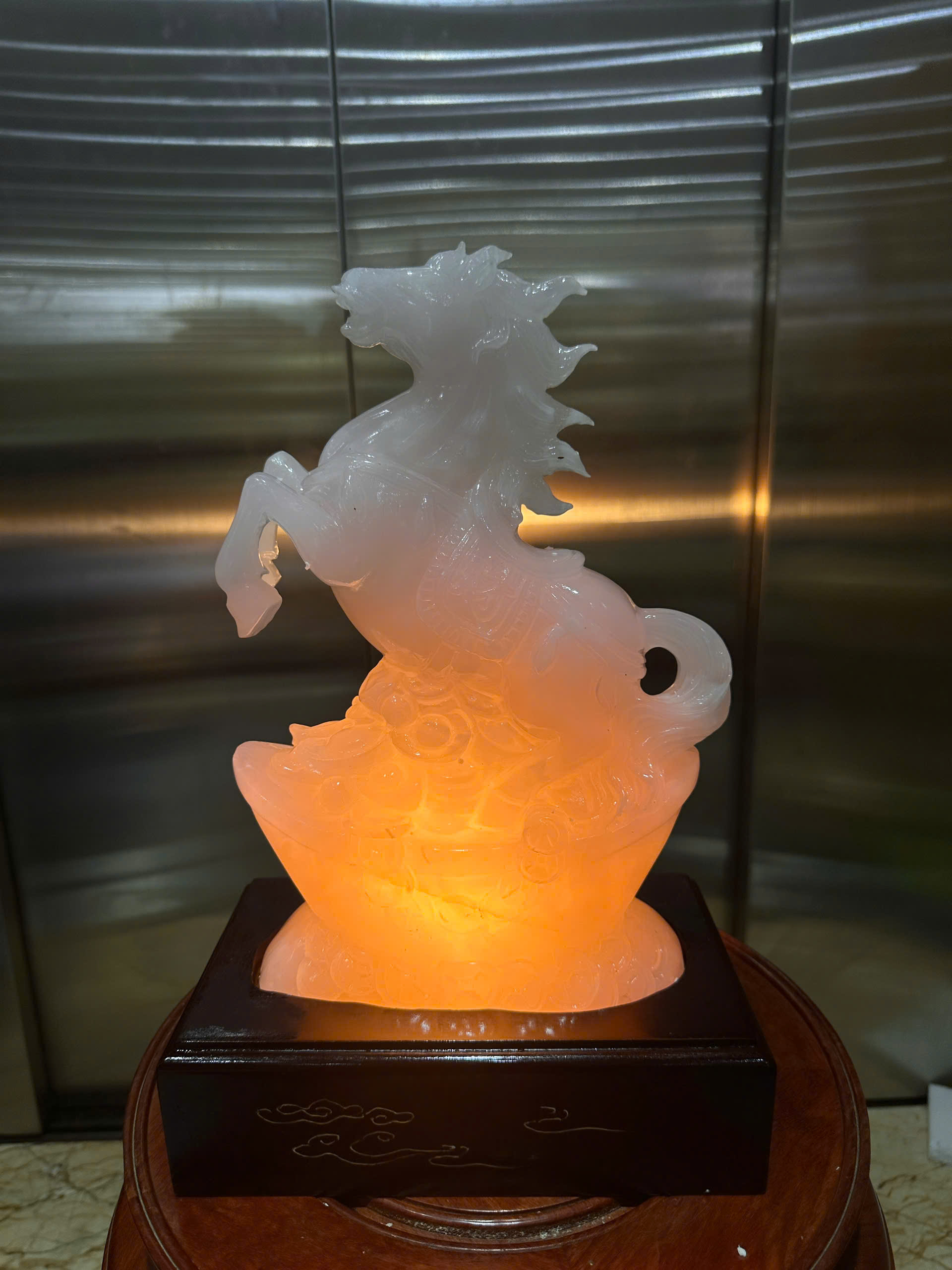 Tượng Ngựa ngọc onyx hồng – Biểu tượng của mã đáo thành công, bứt phá và vượng khí