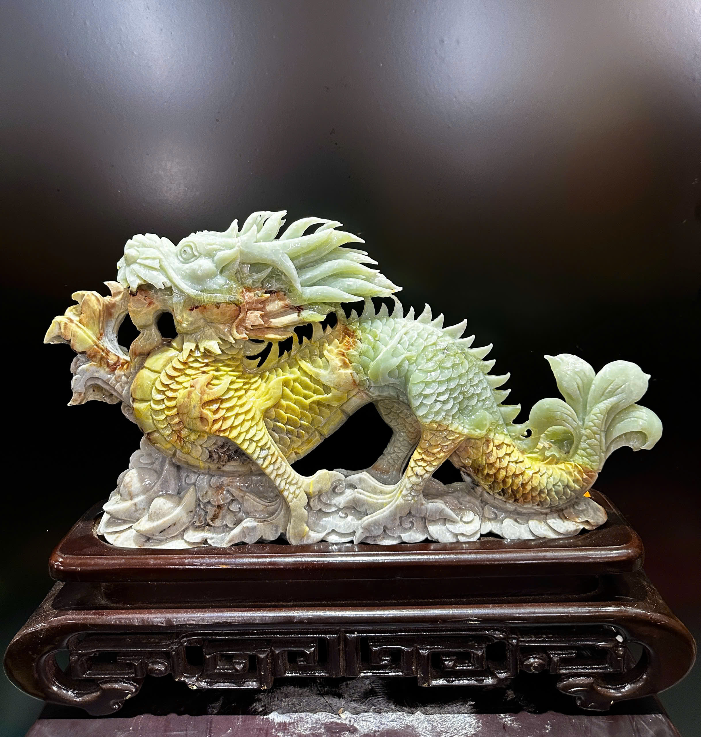 Nhất Long Uy Quyền ngọc serpentine biểu tượng tôn vinh vị thế, khẳng định bản lĩnh và củng cố công danh