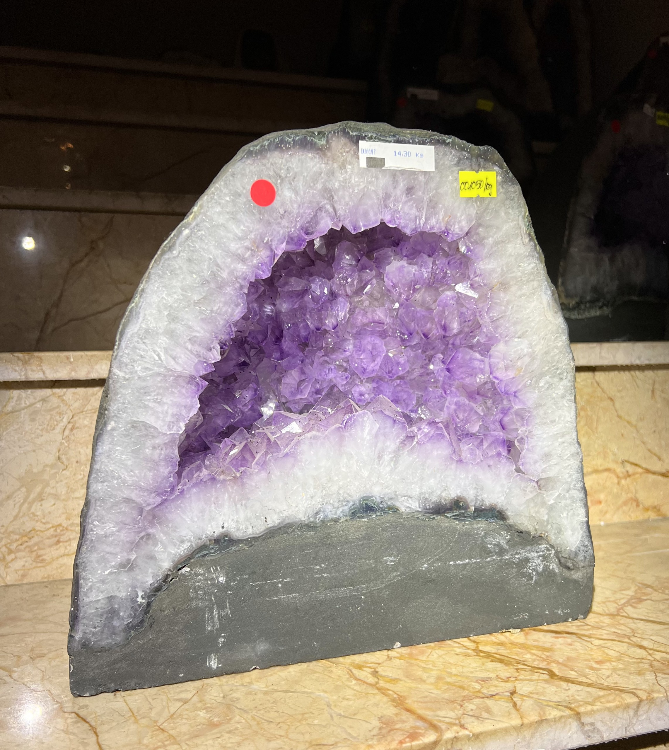 Hang Động Tinh Thể Thạch Anh Tím Tụ Khí Sinh Tài