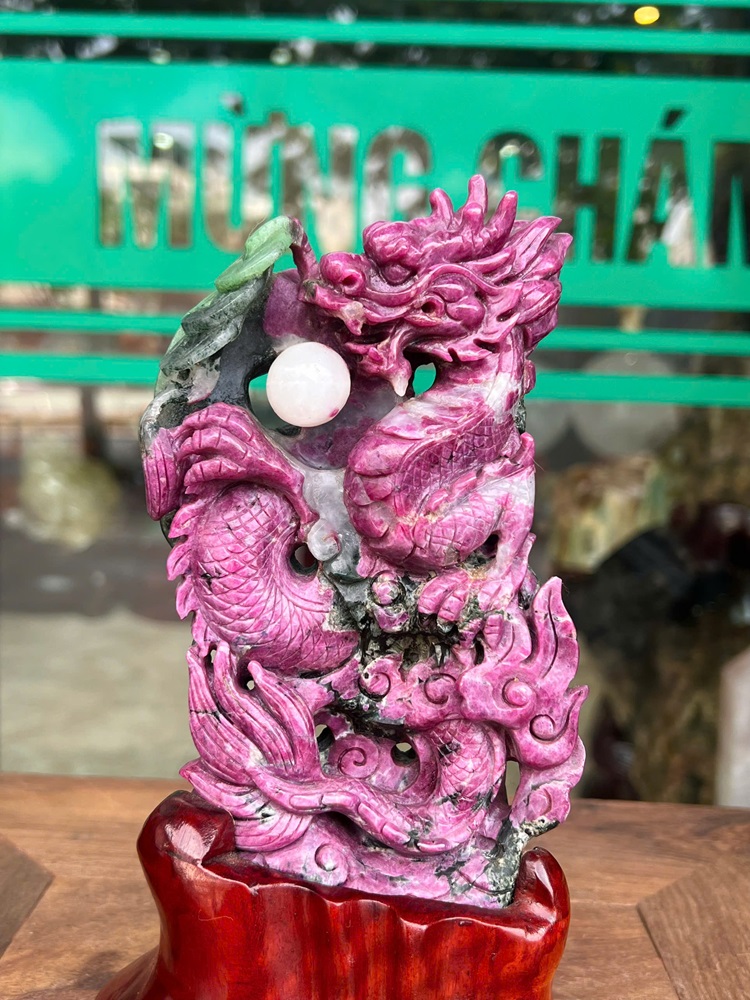 Thần Long Hộ Chủ Hồng Ngọc Ruby - Trưng Bày Phong Khách Sang Trọng