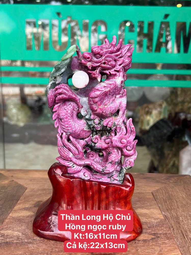 Thần Long Hộ Chủ Hồng Ngọc Ruby - Trưng Bày Phong Khách Sang Trọng