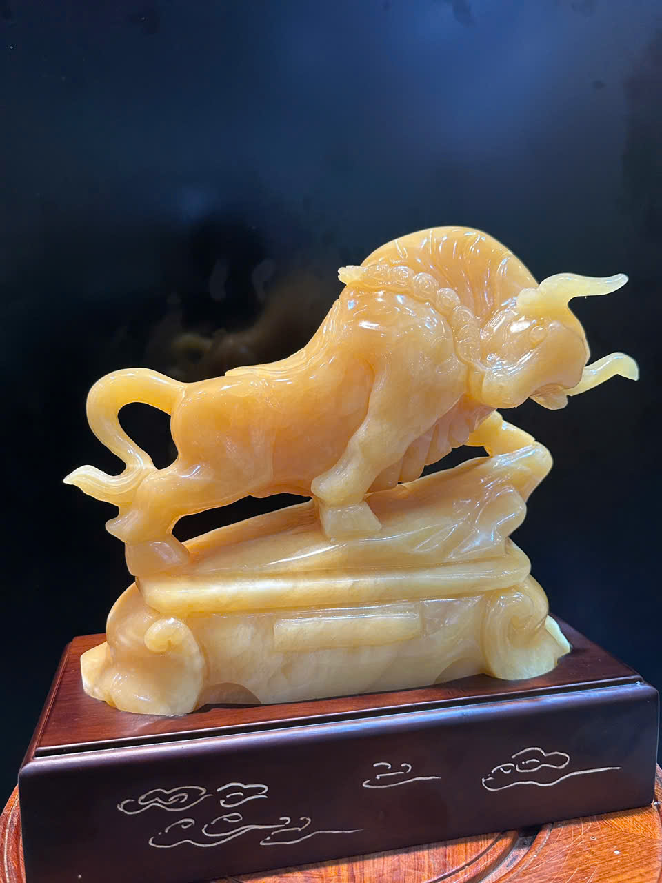 Bò Tót ngọc hoàng long biểu tượng tài chính bứt phá chí khí kiên cường và thịnh vượng bền lâu