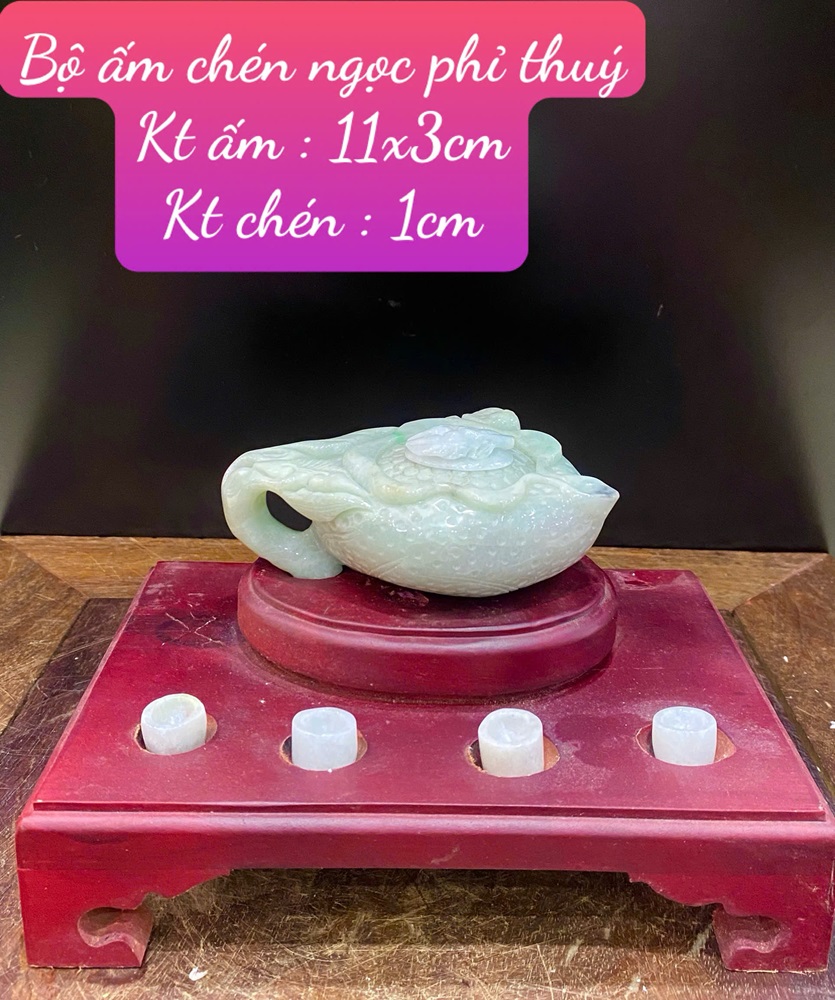 Bộ ấm chén ngọc phỉ thuý 11x3cm