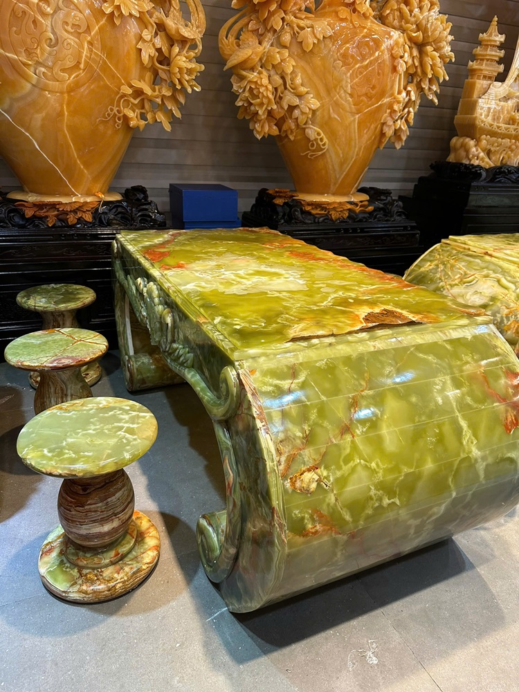 Bộ Bàn Ghế Ngọc Onyx Xanh Vương Khi Hội Tụ Đẳng Cấp Trưng Bày